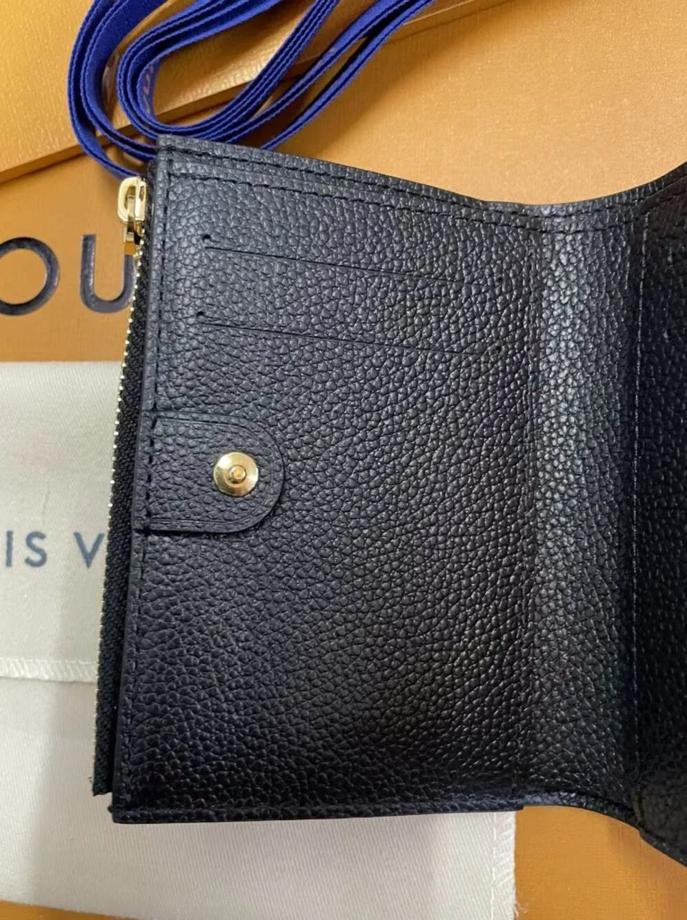 Louis Vuitton compact lisa